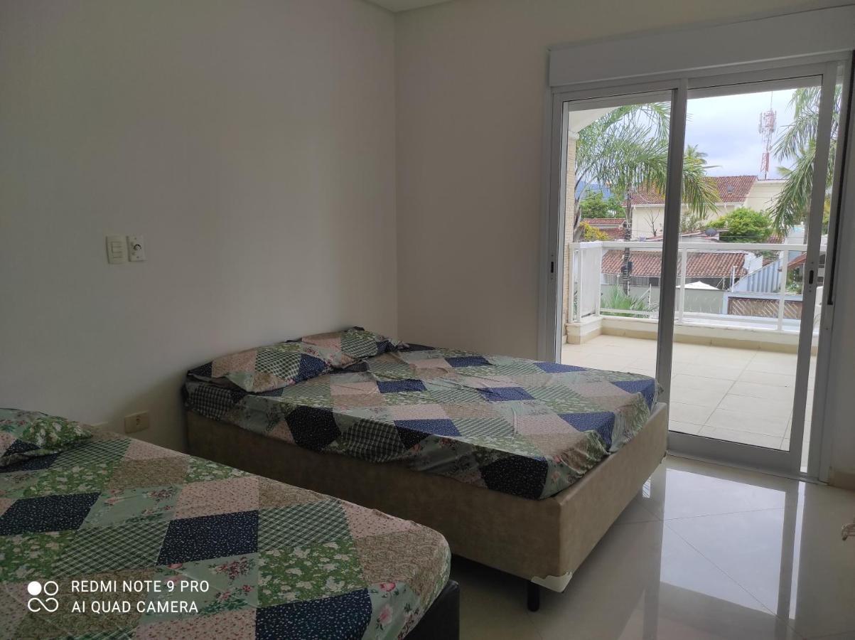 Casa Com Piscina A 150M Da Praia Da Enseada غوارويا المظهر الخارجي الصورة